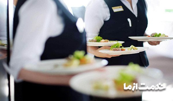 مهماندار خانم برای پذیرایی